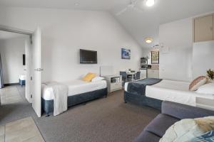 米兰达Tasman Holiday Parks - Miranda的酒店客房,设有两张床和一张沙发