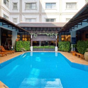 吉隆坡马鲁里酒店的大楼前的大型蓝色游泳池