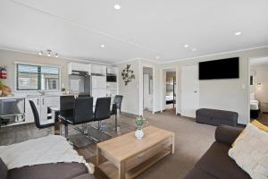 米兰达Tasman Holiday Parks - Miranda的带沙发和桌子的客厅以及厨房。