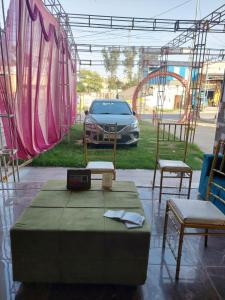 巴雷利Sanjay resort and hotel的游乐场里的一张桌子和两把椅子以及一辆汽车