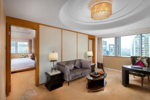 北京北京伯豪瑞廷酒店的客厅配有沙发和1张床