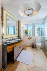 北京北京伯豪瑞廷酒店的一间带水槽、卫生间和镜子的浴室