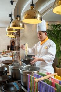 北京北京伯豪瑞廷酒店的厨师在餐厅厨房准备食物
