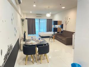 吉隆坡Summer suites klcc by Peaceful Nest的客厅配有桌子和沙发
