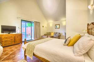 奥尔巴尼奥尔巴尼斯宾塞套房旅馆的一间卧室配有一张大床和电视