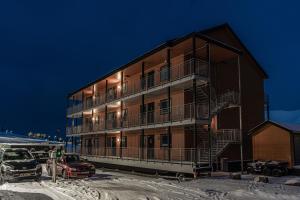 朗伊尔城Longyearbyen Apartment的大楼,停车场有楼梯