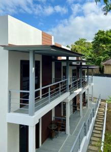 长滩岛Grospe Resort Boracay的一座带桌椅阳台的建筑