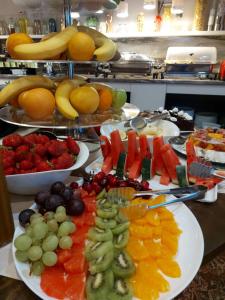 旧扎戈拉最好精品酒店的盘子里的水果和蔬菜自助餐