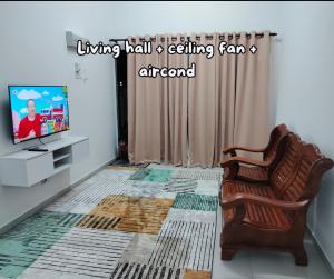 BembanUmar's Lodge的客厅配有椅子和电视