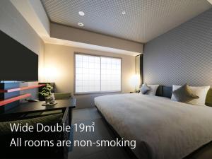 京都Hotel Resol Trinity Kyoto的一间卧室设有一张大床和一个窗户。