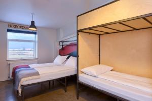 霍尔斯沃德吕尔米加德酒店的带窗户的客房内的两张双层床