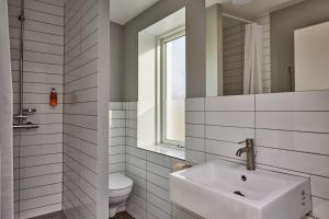霍尔斯沃德吕尔米加德酒店的一间带水槽和卫生间的浴室