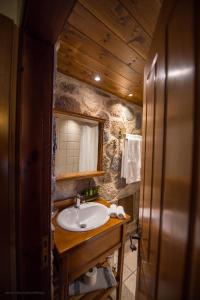 耶罗里明Guesthouse Laoula的一间带水槽和镜子的浴室
