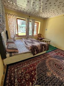 帕哈尔加姆Pine Brooke Pahalgam的一间卧室配有一张床和地毯
