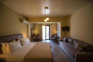 耶罗里明Guesthouse Laoula的一间卧室配有一张大床和一张沙发