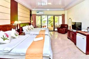 长滩岛Lukay Las Brisas的酒店客房设有两张床和一台平面电视。