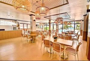 长滩岛Lukay Las Brisas的用餐室设有桌椅和窗户。
