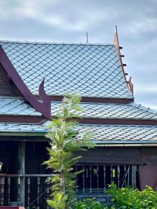 三帕兰MrT Riverside Sampran มิสเตอร์ที โฮมสเตย์-ชมนาด的树屋的屋顶