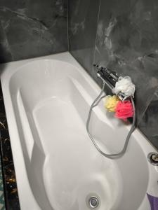 多森海姆Golden Dragon Guesthouse的白色浴缸及吹风机