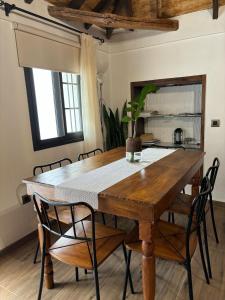 圣克鲁斯-德特内里费House from 1900 carefully restored的餐桌、椅子和木桌