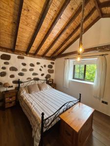 圣克鲁斯-德特内里费House from 1900 carefully restored的一间卧室设有一张床和木制天花板