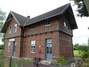 MeederFerienwohnung Bahnhof 1892的一座带灰色门的老红砖房子