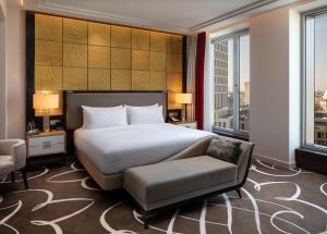 柏林柏林华尔道夫酒店的一间卧室配有一张床、一把椅子和窗户。