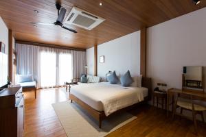 曼谷曼谷产内酒店的一间卧室配有一张床和一张书桌