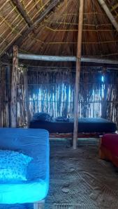 Arritupo Número DosIslas Bonitas的稻草小屋内带两张床的房间