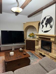 EsteponaHabitacion 802的客厅设有壁炉和平面电视。