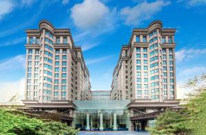 北京北京璞邸酒店（原北京万豪酒店）的一座高大的建筑,背后是蓝天