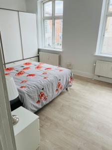 奥胡斯Lovely 1-bedroom condo in Aarhus C的一间设有床铺的卧室,位于带窗户的房间内