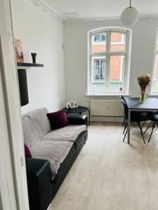奥胡斯Lovely 1-bedroom condo in Aarhus C的客厅配有沙发和桌子