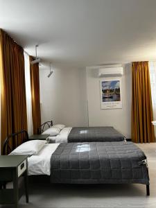 克洛佩夫尼茨基古苏达尔酒店的一间卧室配有两张床和一张桌子