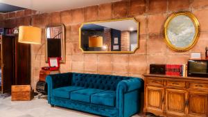 塔拉韦拉·德·拉·雷纳Santa Rita Rita B&B的镜子房内的蓝色沙发