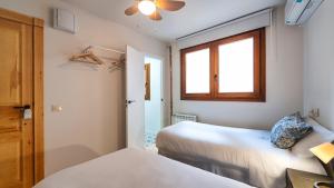 塔拉韦拉·德·拉·雷纳Santa Rita Rita B&B的一间卧室设有两张床和窗户。