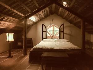 海防Ancient House Cat Ba的一间带床的卧室,位于带窗户的房间内