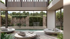 希俄斯PEARL ISLAND CHIOS HOTEL & SPA的一间带两把椅子的客厅和一个游泳池