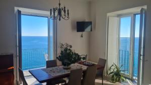 阿马尔菲Casa Gargano Ravello Amalfi Coast的一间设有桌子的海景用餐室