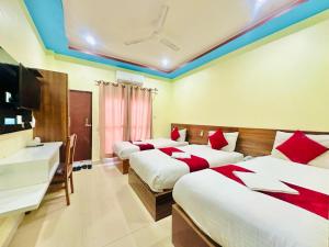 拜拉哈瓦Sun Star International Hotel 24/7的酒店客房设有两张床和电视。