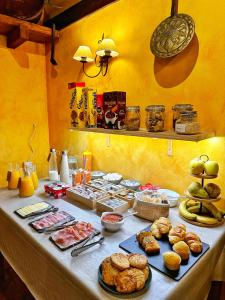 纳瓦孔塞霍拉富恩特德尔赫尔特乡村住宿加早餐旅馆的一张桌子,上面有自助餐