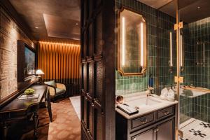澳门Hotel Central Macau的带浴缸、水槽和镜子的浴室