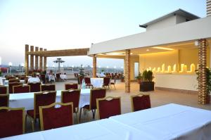 加济安泰普迪梦酒店的享有带桌椅的餐厅的景色