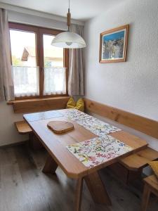 因斯布鲁克Ferienwohnung Spitzmandl的客厅配有木桌和桌子。