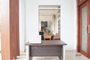 北干巴鲁OYO 93849 Kng Homestay Syariah的走廊上设有木桌的办公室