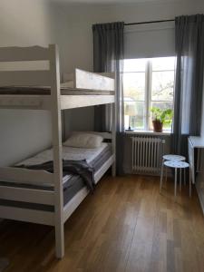瓦斯泰纳Vadstena Vandrarhem-Hostel的一间卧室设有两张双层床和一扇窗户。