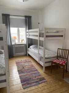 瓦斯泰纳Vadstena Vandrarhem-Hostel的一间卧室配有两张双层床和椅子