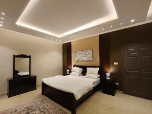 穆里Royal Resort的一间卧室配有一张大床和镜子