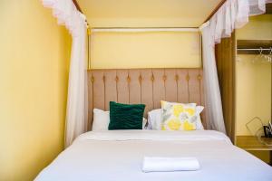 KakamegaRaven Suites的一间卧室配有一张带天蓬的床