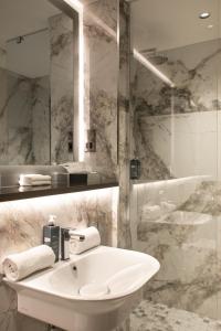 基拉尼基拉尼杜郎霍尔酒店的白色的浴室设有水槽和镜子